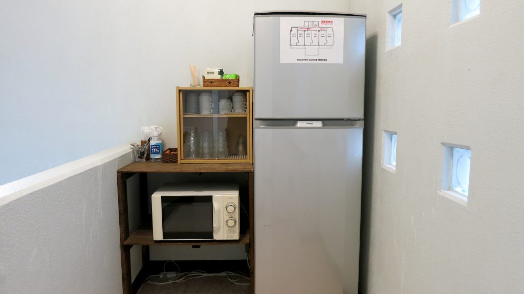 シーダイブ・ゲストハウスの冷蔵庫と電子レンジは共用部分にご用意しております。